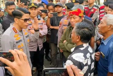 Kapolresta Banyuwangi Kombespol Rofiq Ripto Himawan saat memberikan klarifikasi kepada para pendemo yang memblokade jalan menuju Terminal Elpiji PT MMP Bosowa, Selasa (01/09/2026)(foto: Istimewa)