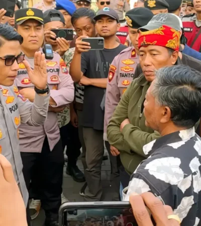 Kapolresta Banyuwangi Kombespol Rofiq Ripto Himawan saat memberikan klarifikasi kepada para pendemo yang memblokade jalan menuju Terminal Elpiji PT MMP Bosowa, Selasa (01/09/2026)(foto: Istimewa)