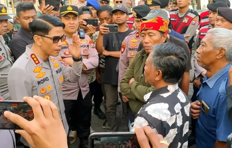 Kapolresta Banyuwangi Kombespol Rofiq Ripto Himawan saat memberikan klarifikasi kepada para pendemo yang memblokade jalan menuju Terminal Elpiji PT MMP Bosowa, Selasa (01/09/2026)(foto: Istimewa)