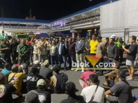 Ketua DPRD Banyuwangi, I Made Cahyana Negara saat menemui pendemo di Pelabuhan Ketapang, Sabtu (26/09/2026) (foto: blok-a.com/Kuryanto)
