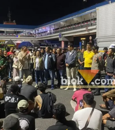 Ketua DPRD Banyuwangi, I Made Cahyana Negara saat menemui pendemo di Pelabuhan Ketapang, Sabtu (26/09/2026) (foto: blok-a.com/Kuryanto)
