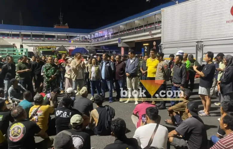 Ketua DPRD Banyuwangi, I Made Cahyana Negara saat menemui pendemo di Pelabuhan Ketapang, Sabtu (26/09/2026) (foto: blok-a.com/Kuryanto)
