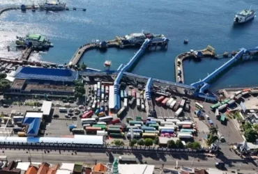 Kondisi kepadatan kendaraan di Pelabuhan Ketapang, Banyuwangi terpantau dari atas (foto: dok ASDP Ketapang)