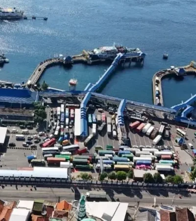 Kondisi kepadatan kendaraan di Pelabuhan Ketapang, Banyuwangi terpantau dari atas (foto: dok ASDP Ketapang)