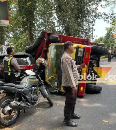Kondisi truk Tronton saat terguling dan timpa mobil Toyota Innova di tikungan Patung Gandrung Mrawan, Rabu (30/09/2026) (foto: blok-a.com/Kuryanto)