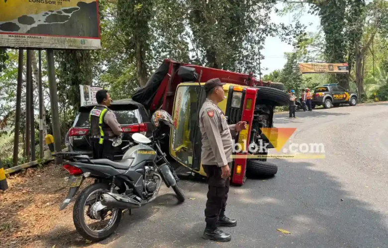 Kondisi truk Tronton saat terguling dan timpa mobil Toyota Innova di tikungan Patung Gandrung Mrawan, Rabu (30/09/2026) (foto: blok-a.com/Kuryanto)