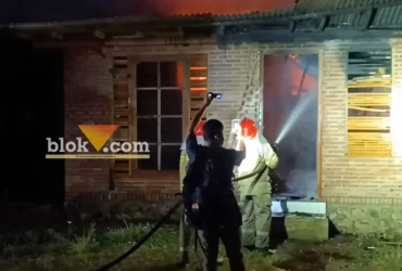 Petugas Damkar saat berusaha padamkan kobaran api yang melahap Cafe Gentong, kerugian ditaksir Rp70 juta, Minggu (27/09/2026) (foto: blok-a.com/Kuryanto)