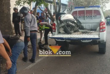 Piket Lantas Polresta Banyuwangi saat lakukan evakuasi motor yang alami laka tunggal di Jalan Gajah Mada, Banyuwangi, Jum'at (18/09/2026) (foto: blok-a.com/Kuryanto)