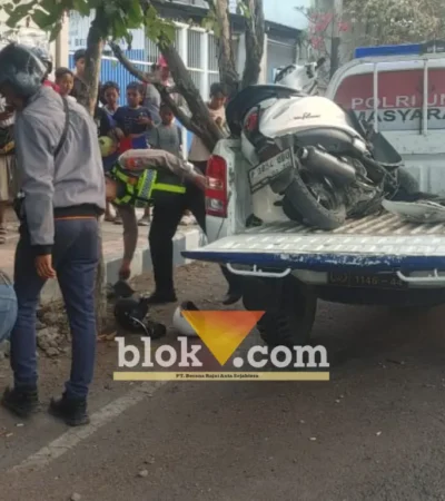 Piket Lantas Polresta Banyuwangi saat lakukan evakuasi motor yang alami laka tunggal di Jalan Gajah Mada, Banyuwangi, Jum'at (18/09/2026) (foto: blok-a.com/Kuryanto)