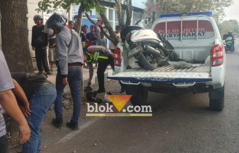 Piket Lantas Polresta Banyuwangi saat lakukan evakuasi motor yang alami laka tunggal di Jalan Gajah Mada, Banyuwangi, Jum'at (18/09/2026) (foto: blok-a.com/Kuryanto)