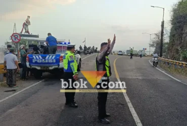 Piket Lantas Polresta Banyuwangi saat olah TKP dan mengatur lalu lintas di lokasi peristiwa lakalantas truk vs motor di jalur Situbondo-Banyuwangi yang mengakibatkan pengendara tewas di tempat, Selasa (01/09/2026) (foto: blok-com/Kuryanto)