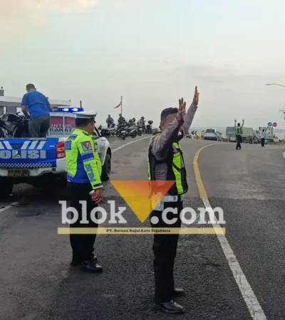 Piket Lantas Polresta Banyuwangi saat olah TKP dan mengatur lalu lintas di lokasi peristiwa lakalantas truk vs motor di jalur Situbondo-Banyuwangi yang mengakibatkan pengendara tewas di tempat, Selasa (01/09/2026) (foto: blok-com/Kuryanto)