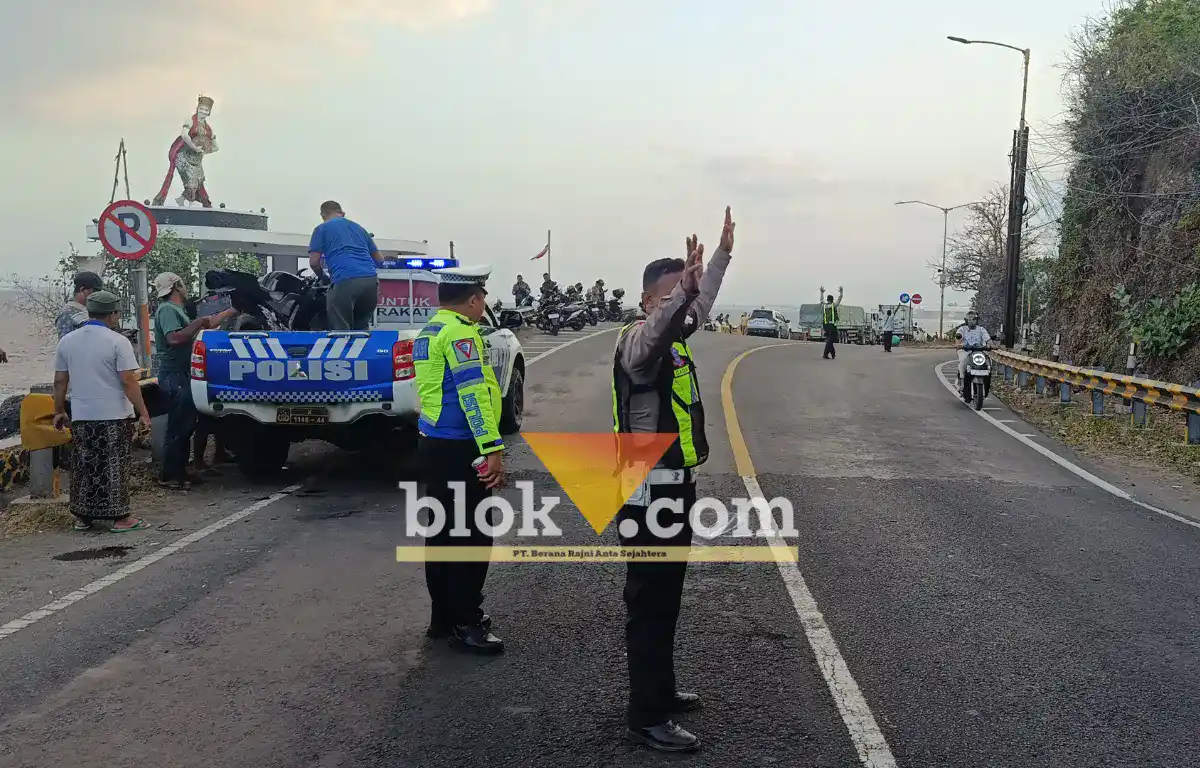 Oleng Saat Belok di Jalur Banyuwangi-Situbondo, Pemotor Disasak Truk Hingga MD di Tempat