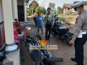 Piket Lantas Polsek Genteng usai mengevakuasi motor RX King tanpa Nopol usai bertabrakan dengan truk Fuso di Gambiran, Banyuwangi, Senin sore (21/09/2026)(foto: blok-a.com/Kuryanto)