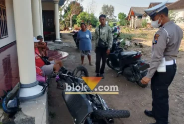 Piket Lantas Polsek Genteng usai mengevakuasi motor RX King tanpa Nopol usai bertabrakan dengan truk Fuso di Gambiran, Banyuwangi, Senin sore (21/09/2026)(foto: blok-a.com/Kuryanto)