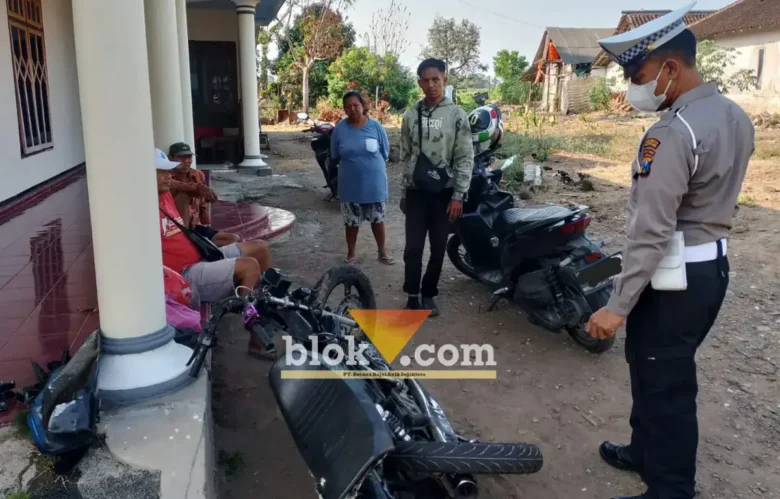Piket Lantas Polsek Genteng usai mengevakuasi motor RX King tanpa Nopol usai bertabrakan dengan truk Fuso di Gambiran, Banyuwangi, Senin sore (21/09/2026)(foto: blok-a.com/Kuryanto)