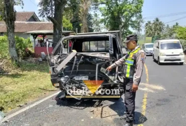 Piket Lantas Polsek Glenmore saat menunjukkan kondisi mobil Pikup usai Adu Banteng Kontra truk Hino, di tingkungan Glen Falloch, Glenmore, Selasa (22/09/2026)(blok-a.com/Kuryanto).