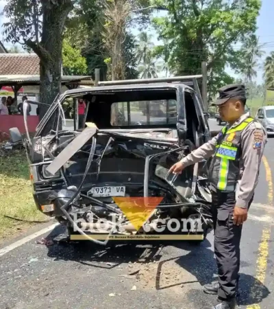 Piket Lantas Polsek Glenmore saat menunjukkan kondisi mobil Pikup usai Adu Banteng Kontra truk Hino, di tingkungan Glen Falloch, Glenmore, Selasa (22/09/2026)(blok-a.com/Kuryanto).