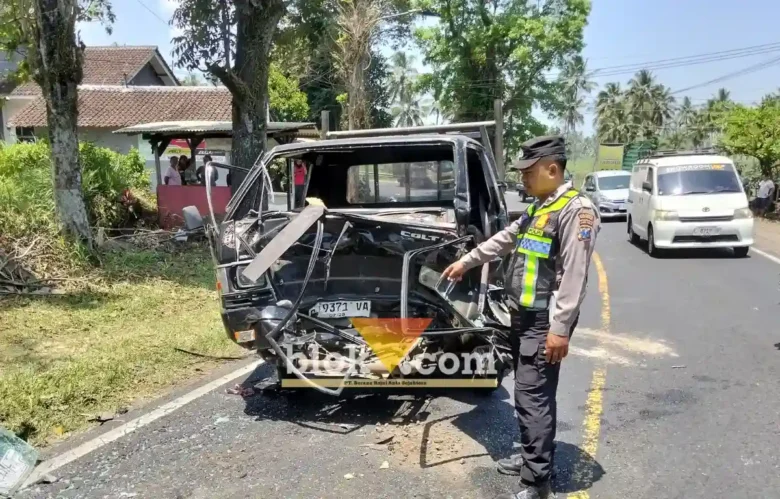 Piket Lantas Polsek Glenmore saat menunjukkan kondisi mobil Pikup usai Adu Banteng Kontra truk Hino, di tingkungan Glen Falloch, Glenmore, Selasa (22/09/2026)(blok-a.com/Kuryanto).