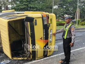 Piket lantas Polresta Banyuwangi saat mendatangi TKP laka tunggal yang menimpa truk Tangki bermuatan air mineral di Kabat, Banyuwangi, Selasa (01/09/2026)(foto: blok-a.com/Kuryanto)