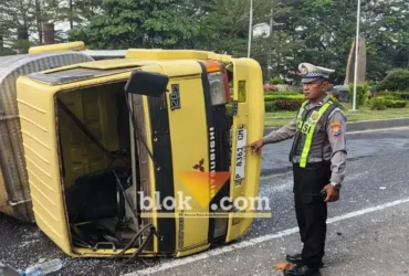 Piket lantas Polresta Banyuwangi saat mendatangi TKP laka tunggal yang menimpa truk Tangki bermuatan air mineral di Kabat, Banyuwangi, Selasa (01/09/2026)(foto: blok-a.com/Kuryanto)