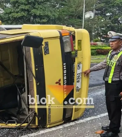 Piket lantas Polresta Banyuwangi saat mendatangi TKP laka tunggal yang menimpa truk Tangki bermuatan air mineral di Kabat, Banyuwangi, Selasa (01/09/2026)(foto: blok-a.com/Kuryanto)