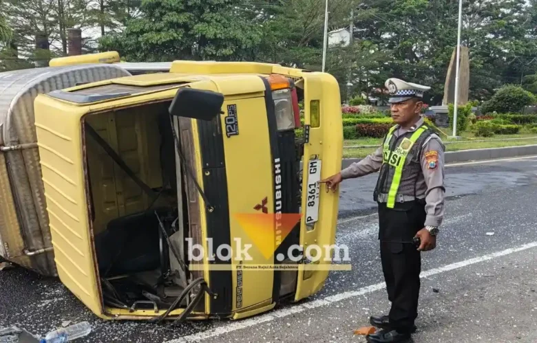 Piket lantas Polresta Banyuwangi saat mendatangi TKP laka tunggal yang menimpa truk Tangki bermuatan air mineral di Kabat, Banyuwangi, Selasa (01/09/2026)(foto: blok-a.com/Kuryanto)