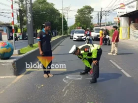Piket lantas Satlantas Polresta Banyuwangi saat lakukan olah TKP kecelakaan truk box kontra sepeda motor yang mengakibatkan lansia tewas ditempat, Sabtu (19/09/2026) (foto: blok-a.com/Kuryanto)