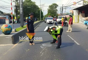 Piket lantas Satlantas Polresta Banyuwangi saat lakukan olah TKP kecelakaan truk box kontra sepeda motor yang mengakibatkan lansia tewas ditempat, Sabtu (19/09/2026) (foto: blok-a.com/Kuryanto)