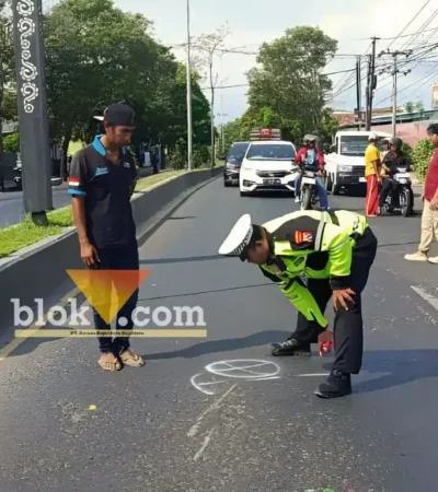 Piket lantas Satlantas Polresta Banyuwangi saat lakukan olah TKP kecelakaan truk box kontra sepeda motor yang mengakibatkan lansia tewas ditempat, Sabtu (19/09/2026) (foto: blok-a.com/Kuryanto)