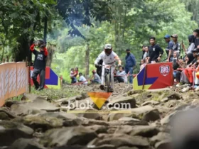 Salah satu peserta kejuaraan BIG Downhill 2026, saat melintasi Rock Garden, hamparan batu-batu besar dan tajam yang disusun tidak beraturan, Minggu (20/09/2026) (foto: blok-a.com/Kuryanto)