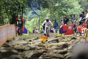 Salah satu peserta kejuaraan BIG Downhill 2026, saat melintasi Rock Garden, hamparan batu-batu besar dan tajam yang disusun tidak beraturan, Minggu (20/09/2026) (foto: blok-a.com/Kuryanto)
