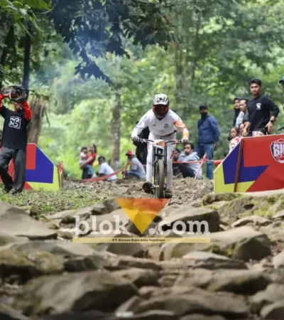 Salah satu peserta kejuaraan BIG Downhill 2026, saat melintasi Rock Garden, hamparan batu-batu besar dan tajam yang disusun tidak beraturan, Minggu (20/09/2026) (foto: blok-a.com/Kuryanto)