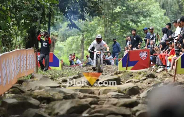 Salah satu peserta kejuaraan BIG Downhill 2026, saat melintasi Rock Garden, hamparan batu-batu besar dan tajam yang disusun tidak beraturan, Minggu (20/09/2026) (foto: blok-a.com/Kuryanto)