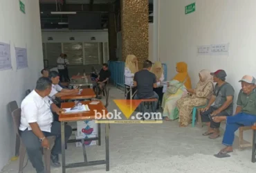 Sejumlah pedagang tampak mengurus administrasi dan penerimaan kunci lapak di lokasi Pasar Banyuwangi, Rabu (23/09/2026) (foto: blok-a.com/Kuryanto).