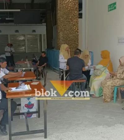 Sejumlah pedagang tampak mengurus administrasi dan penerimaan kunci lapak di lokasi Pasar Banyuwangi, Rabu (23/09/2026) (foto: blok-a.com/Kuryanto).