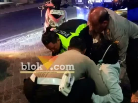 Tangkapan layar dri vidio yang menampilkan AKP Lita Kurniawan bersama anggota unit Lantas Polsek Rogojampi, saat mengevakuasi korban laka tunggal di Jalan Raya Jember, Kecamatan Rogojampi, Rabu dini hari (16/09/2026) (foto: blok-a com/Kuryanto)