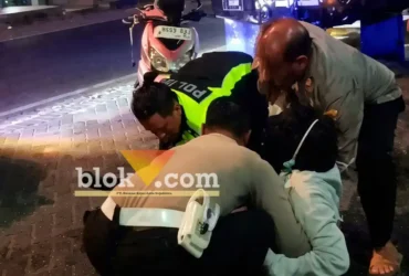 Tangkapan layar dri vidio yang menampilkan AKP Lita Kurniawan bersama anggota unit Lantas Polsek Rogojampi, saat mengevakuasi korban laka tunggal di Jalan Raya Jember, Kecamatan Rogojampi, Rabu dini hari (16/09/2026) (foto: blok-a com/Kuryanto)