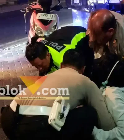 Tangkapan layar dri vidio yang menampilkan AKP Lita Kurniawan bersama anggota unit Lantas Polsek Rogojampi, saat mengevakuasi korban laka tunggal di Jalan Raya Jember, Kecamatan Rogojampi, Rabu dini hari (16/09/2026) (foto: blok-a com/Kuryanto)