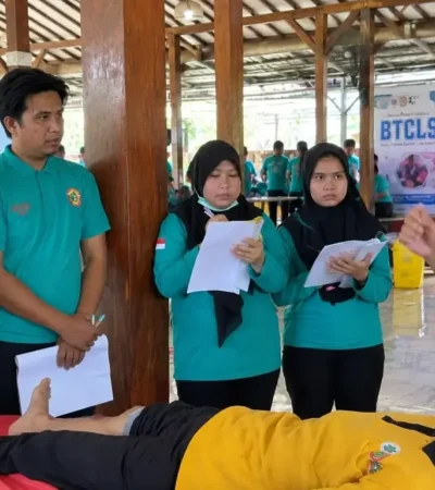 Tim EMT saat memberikan arahan kepada nakes RSUD di gelar In House Training BTCLS. (Foto: dok RSUD untuk blok-a.com)