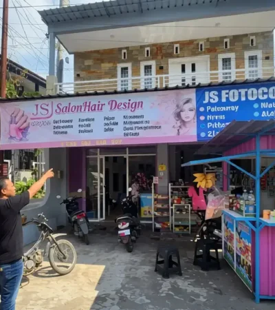 Toko sekaligus salon di Desa Kembiritan, Kecamatan Genteng, yang disatroni maling. (foto: Istimewa)