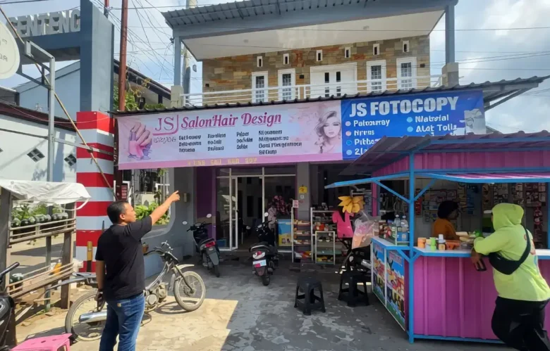 Toko sekaligus salon di Desa Kembiritan, Kecamatan Genteng, yang disatroni maling. (foto: Istimewa)