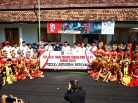 Usai upacara peringatan HUT ke-81 PMI, Wabup Mujiono gelar foto bersama. (foto: istimewa)