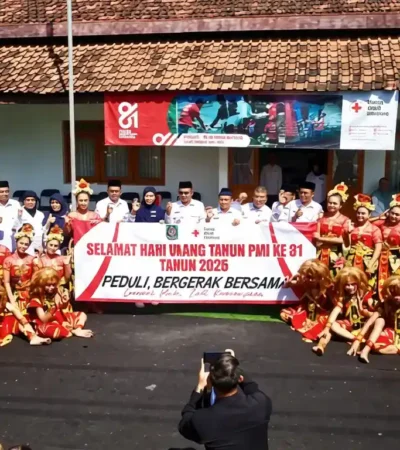 Usai upacara peringatan HUT ke-81 PMI, Wabup Mujiono gelar foto bersama. (foto: istimewa)
