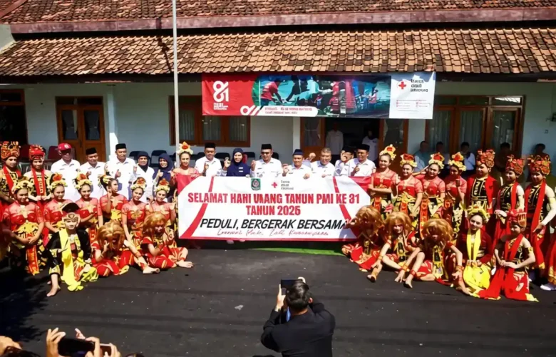Usai upacara peringatan HUT ke-81 PMI, Wabup Mujiono gelar foto bersama. (foto: istimewa)