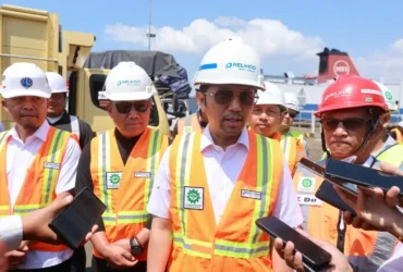 Wagub Jawa Timur Emil Elestianto Dardak bersama Wabup Mujiono saat tinjau pelabuhan Ketapang Banyuwangi. (foto: Istimewa)