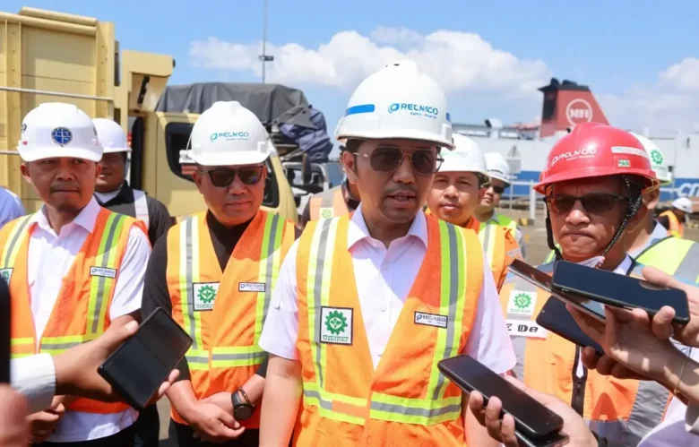 Wagub Jawa Timur Emil Elestianto Dardak bersama Wabup Mujiono saat tinjau pelabuhan Ketapang Banyuwangi. (foto: Istimewa)