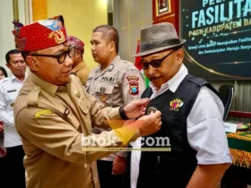 Wakil Bupati Banyuwangi Mujiono saat melakukan penyematan pin Gema Bersinar, dan penyerahan sertifikat Bimtek secara simbolis, dengan beberapa perwakilan Fasilisator P4GN, Senin (31/08/2026) (foto: blok-a.com/Kuryanto)