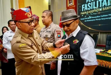Wakil Bupati Banyuwangi Mujiono saat melakukan penyematan pin Gema Bersinar, dan penyerahan sertifikat Bimtek secara simbolis, dengan beberapa perwakilan Fasilisator P4GN, Senin (31/08/2026) (foto: blok-a.com/Kuryanto)