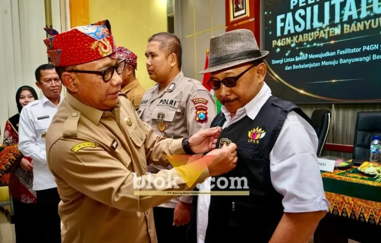 Wakil Bupati Banyuwangi Mujiono saat melakukan penyematan pin Gema Bersinar, dan penyerahan sertifikat Bimtek secara simbolis, dengan beberapa perwakilan Fasilisator P4GN, Senin (31/08/2026) (foto: blok-a.com/Kuryanto)